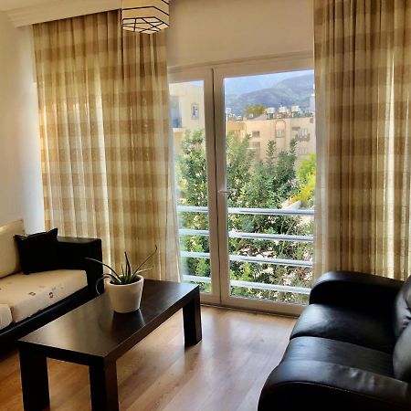 Spacious And Comfortable Central Kyrenia Flat Buitenkant foto