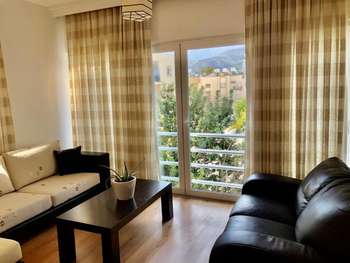 Spacious And Comfortable Central Kyrenia Flat Buitenkant foto