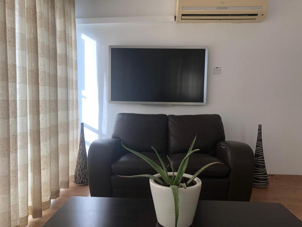 Spacious And Comfortable Central Kyrenia Flat Buitenkant foto